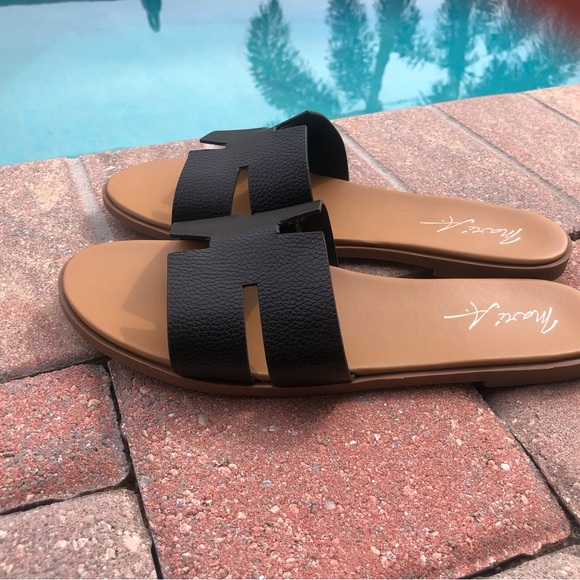 Mari A Black Slide Sandals women’s 9 no box - Picture 2 of 3